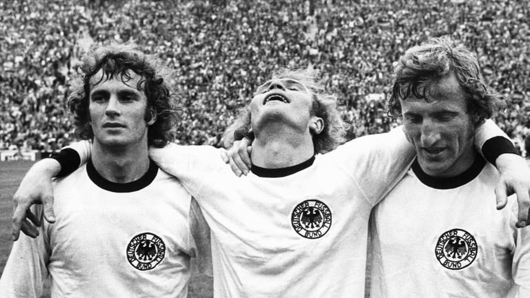 Für die DFB-Elf absolviert Hoeneß 36 Spiele, erzielt fünf Tore. Seine Erfolge mit der Nationalelf: Weltmeister 1974, Europameister 1972. Im Bild: Hoeneß mit Bonhof (l.) und Schwarzenbeck nach dem 2:1-Sieg gegen die Niederlande im WM-Finale 1974.