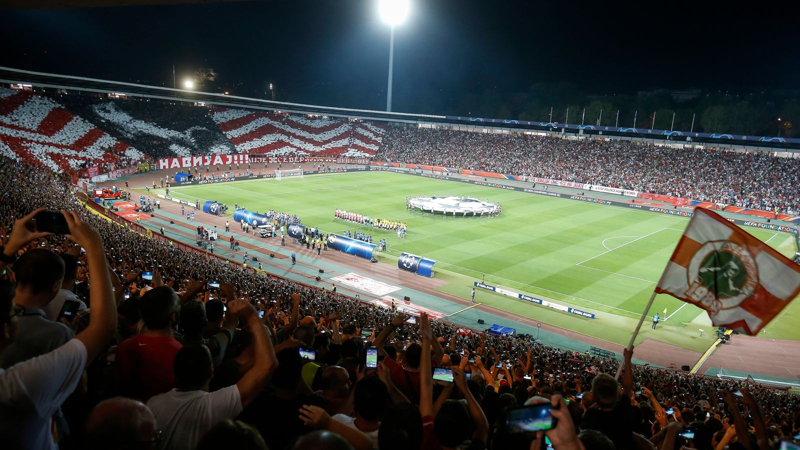 In diesen Stadien müssen Bayern, BVB, Leverkusen und RB ...