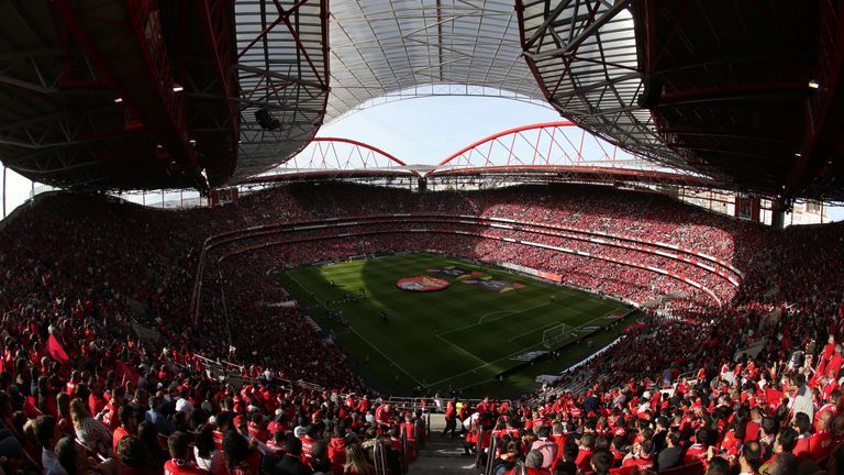 Benfica Lissabon: Estadio da Luz - 72.647 Plätze.