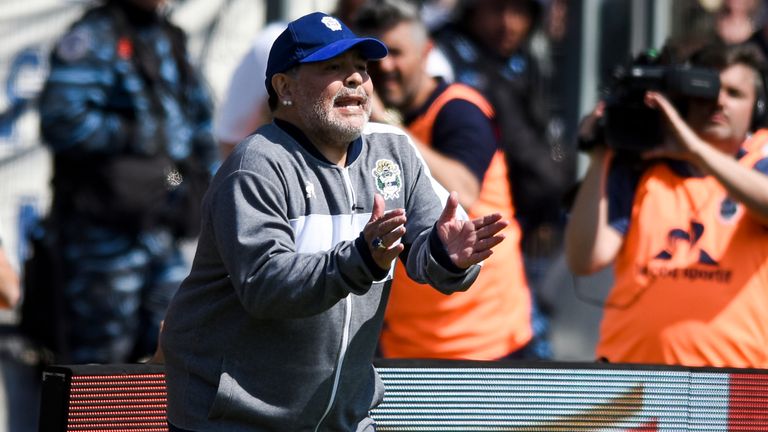 Diego Maradona kassiert bei seinem Trainerdebüt für Gimnasia y Esgrima La Plata eine knappe Niederlage.