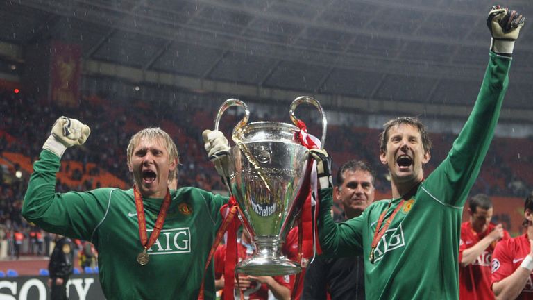 Edwin van der Sar (r.) - Ajax Amsterdam (1994/95), Manchester United (2007/08)
