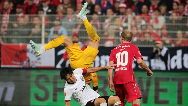 Zusammenstoß in der Nachspielzeit: Makoto Hasebe (l.) und Kevin Trapp