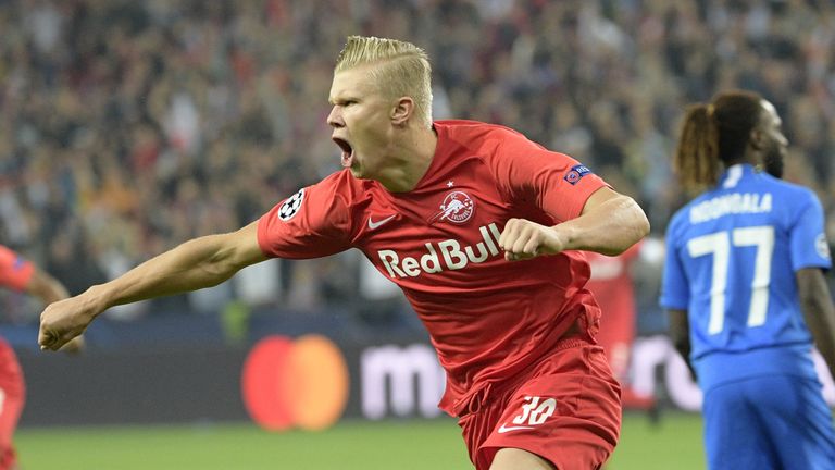 Erling Braut Haland erzielt bei seinem Champions-League-Debüt drei Treffer für Salzburg.