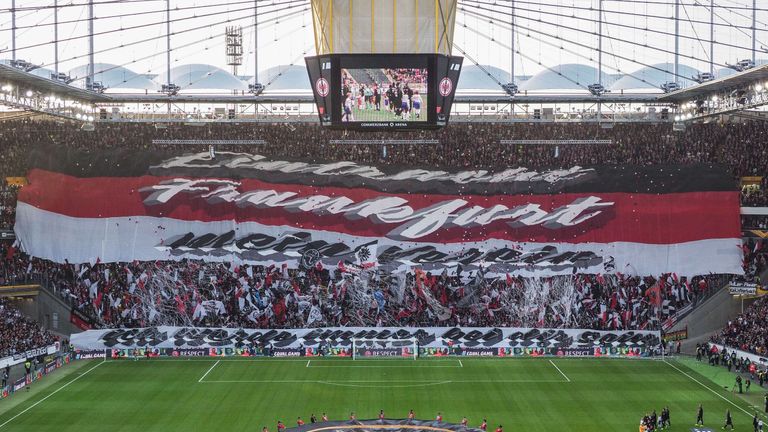Gänsehaut-Atmosphäre in der Commerzbank-Arena: Auf einem XXL-Banner der SGE-Fans steht: ''Eintracht Frankfurt, mein Verein''. Auf einem ''kleineren'' Banner: ''Ich werde immer bei dir sein.''