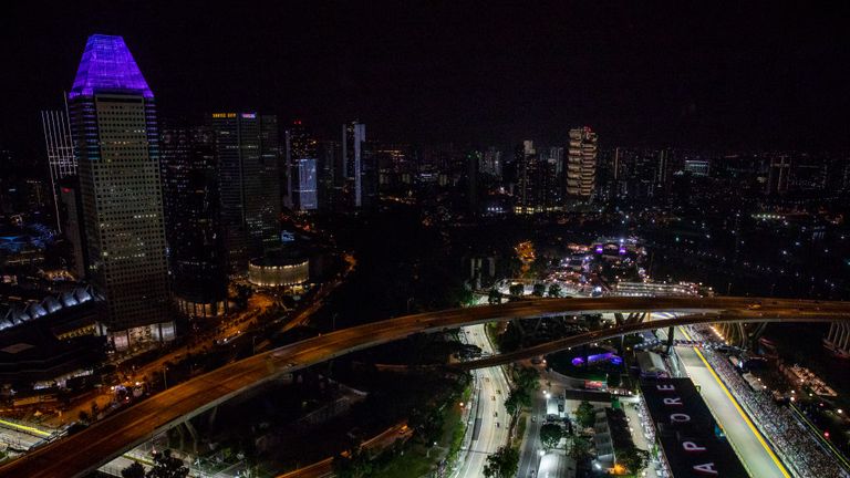 Der GP von Singapur findet mit Flutlicht statt.
