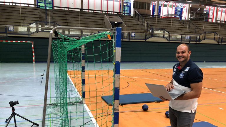 Handball-Profi Rafael Baena befasst sich schon eine Weile mit der Sicherheit bei Handball-Toren. Er hat ein System entwickelt, dass das Umkippen verhindert.