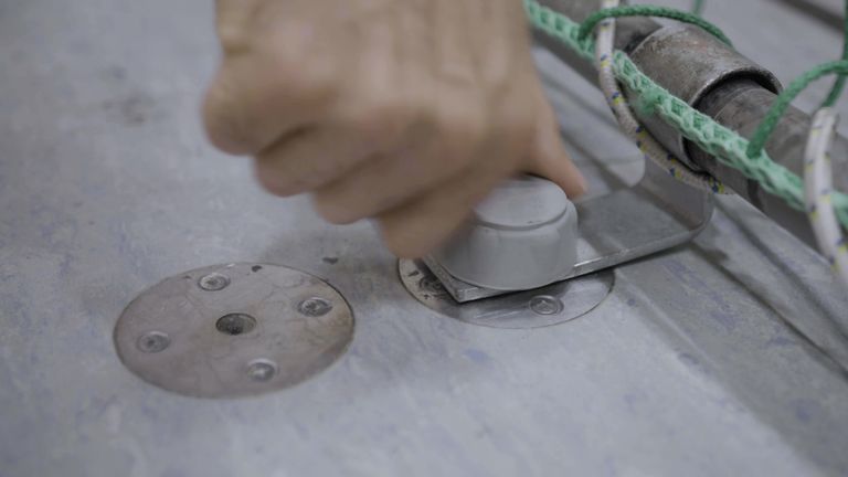 Die Handballregeln schrieben vor kurzem noch eine feste Verankerung im Boden oder an der Wand vor. „Wenn in der Halle quer gespielt wird, fehlen die Befestigungslöcher." Diese könnten auch mit der Zeit rosten. "Auch da ist das Risiko hoch“, so Baena.
