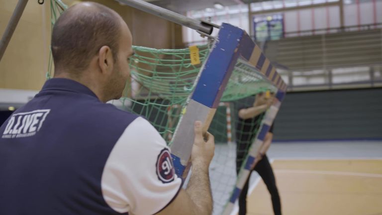 Mit Dennis Baier hat Baena getestet, wie schnell Handball-Tore umkippen können - und vor allem wie schwer sie sind. Das endete schon für einige Kinder tödlich. Mit seinem System kann der Spanier also auch Leben retten.
