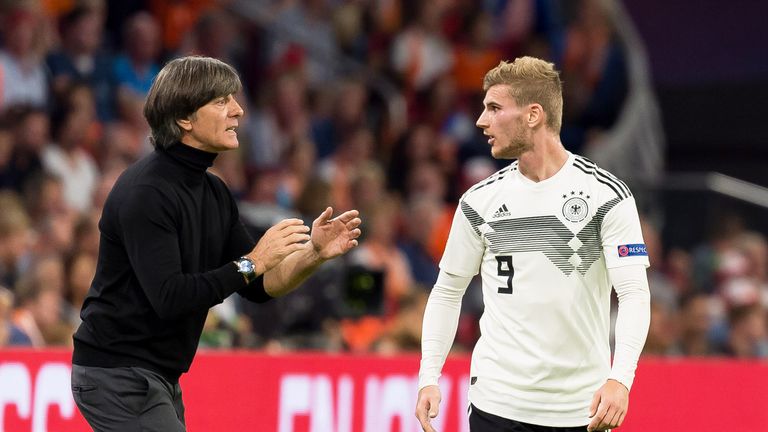 Bundestrainer Joachim Löw (l.) im Gespräch mit Timo Werner.