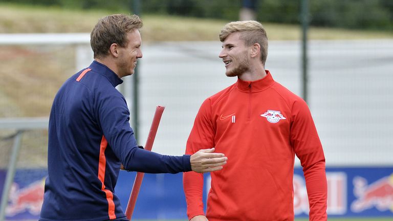 Leipzig-Coach Julian Nagelsmann (l.) findet vor dem Top-Spiel gegen den FC Bayern lobende Worte für seinen Goalgetter Timo Werner.