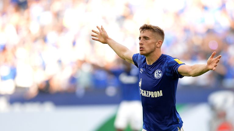Jonjoe Kenny (3 Spiele: 1 Tor) verpasste in der Viererkette noch keine Pflichtspielminute und erzielte beim 3:0 gegen Hertha sein 1. Pflichtspieltor für Schalke. Der Engländer hatte in den drei BL-Spielen 217 Ballaktionen – Höchstwert bei Schalke.