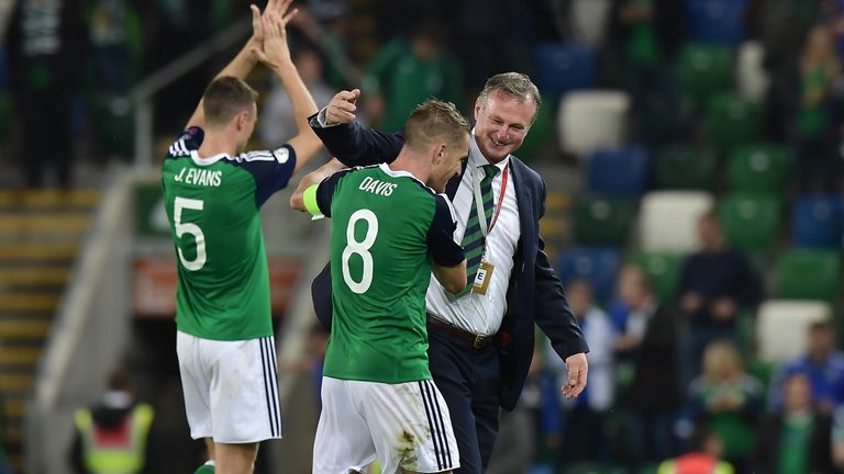 Nordirlands Coach Michael O'Neill (r.) geht optimistisch ins Duell mit der deutschen Nationalmannschaft.