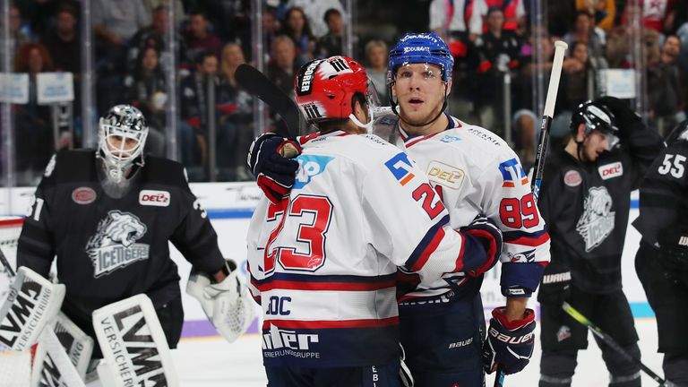 Die Adler Mannheim gewinnen in Nürnberg mit 4:1.