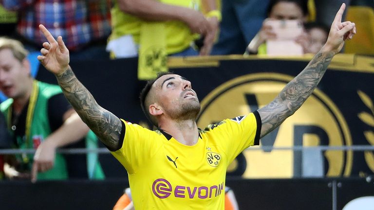 Paco Alcacer feiert ein Tor für Borussia Dortmund auf seine für ihn typische Art.