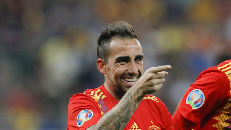 Paco Alcacer trifft im EM-Quali-Spiel gegen Rumänien zum zwischenzeitlichen 2:0 für die Iberer.