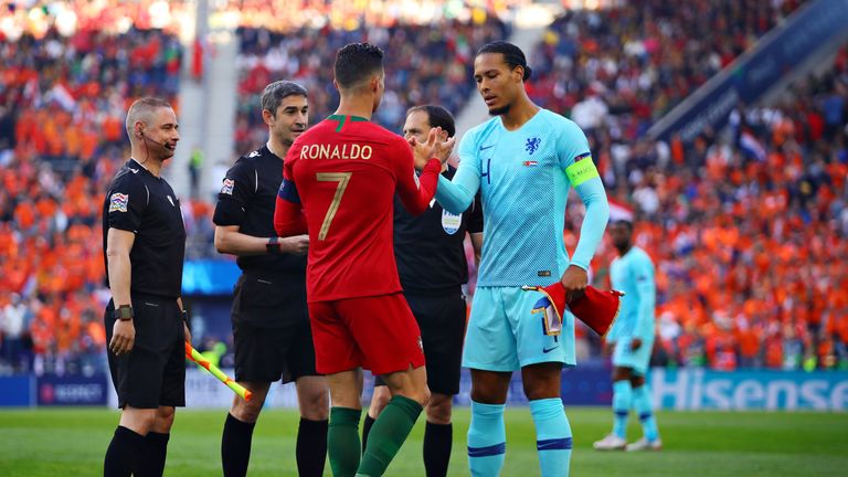 Cristiano Ronaldo (l.), Virgil van Dijk (r.) oder doch Lionel Messi - wer sichert sich den Award bei der Weltfußballer-Wahl?