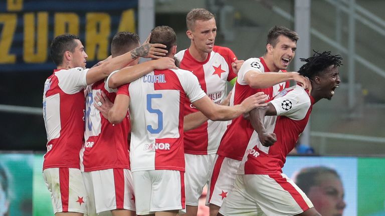 Platz 2 - Slavia Prag: Von wegen Punktelieferant! Die Tschechen überraschten zum Auftakt gegen Inter und feierten anschließend einen 2:0-Derbyerfolg gegen Sparta. Der amtierende Meister führt die Tabelle souverän an und will nun auch den BVB ärgern.