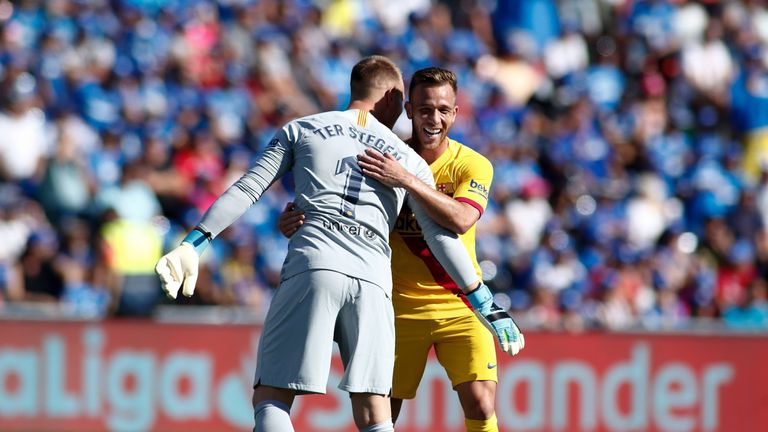 Marc-Andre ter Stegen bereit den Treffer von Mannschaftskollen Luis Suarez direkt vor.