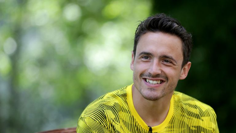 "Es gibt ganz viele junge Spieler. Manchmal ist es wie Gassi gehen mit zehn Hunden." (Thomas Delaney über seine Aufgabe in der jungen Dortmunder Mannschaft).