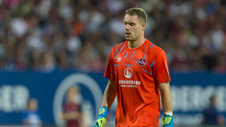 Christian Mathenia hat sich in der Partie gegen den FC St. Pauli schwerer verletzt.