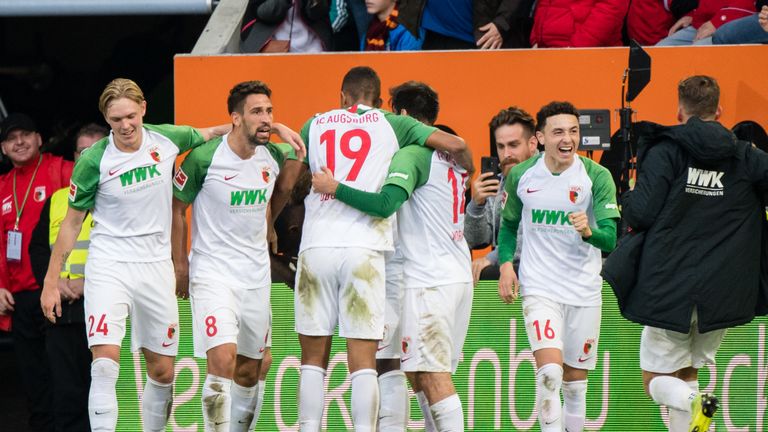 Die Augsburger jubeln nach dem späten Ausgleich gegen die Bayern.