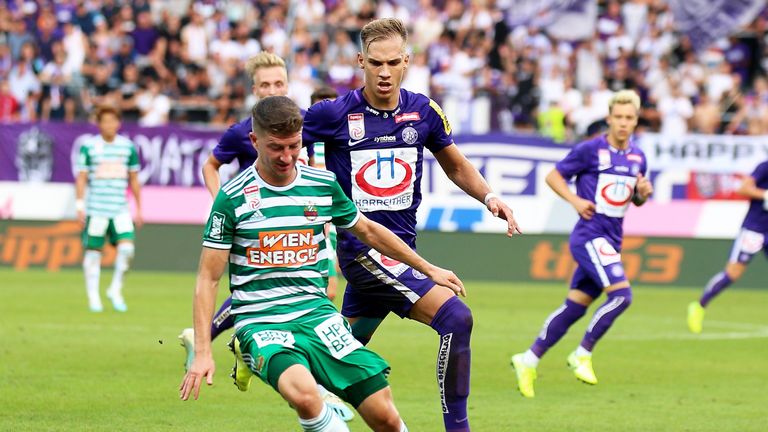 AUSTRIA WIEN - RAPID WIEN: Auch in Österreich werden Lieblingsfeindschaften gepflegt. In der Hauptstadt geht es dabei besonders innig zu: Austria gegen Rapid Wien. Rapid wurde als Arbeiterverein gegründet, Austria hat einen bürgerlichen Hintergrund. Kein Spiel in Österreich lockt mehr Zuschauer an, in den fünfziger Jahren bis zu 60.000. Auch heute noch gibt es keine Begegnung, die mehr Fans anzieht.