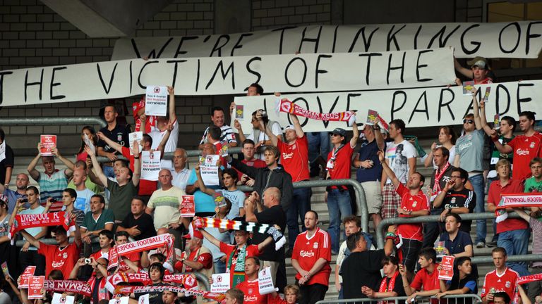 Nach der Loveparade-Tragödie gedenken die Reds-Anhänger bei einem Freundschaftsspiel am 1. August 2010 in Gladbach den Opfern. 