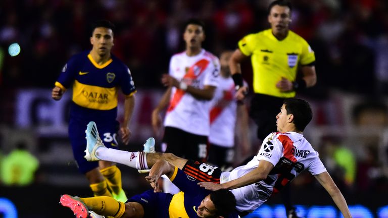 BOCA JUNIORS - RIVER PLATE: Der Superclasico! Das berühmt-berüchtigte Argentinien-Derby zwischen den größten Klubs des Landes. Buenos Aires brennt bei jedem Aufeinandertreffen und das leider im wörtlichen Sinne. Ausschreitungen haben beim Superclasico unrühmliche Tradition. 2018 wurde das Derby wegen Fan-Attacken in Madrid ausgetragen. Die Rivalität der Fangruppen gründet auf dem unterschiedlichen Ursprung der Vereine: Boca steht für die Arbeiterklasse, River für die Mittel- und Oberschicht.