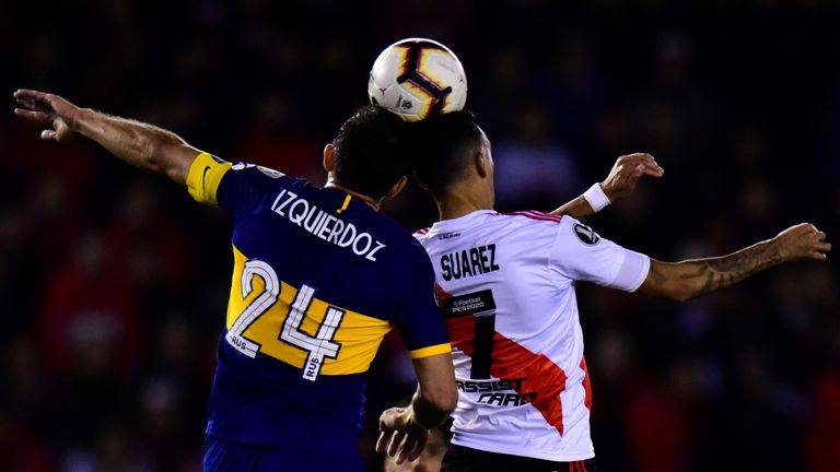 Ausschreitungen haben eine unrühmliche Tradition. 2018 wurde das Derby wegen Fan-Attacken in Madrid ausgetragen. Die Rivalität gründet auf dem Ursprung der Vereine: Boca steht für die Arbeiterklasse, River für die Mittel- und Oberschicht.