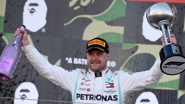  Valtteri Bottas feiert beim Großen Preis von Japan seinen Sieg und den Konstrukteurstitel seines Teams Mercedes.