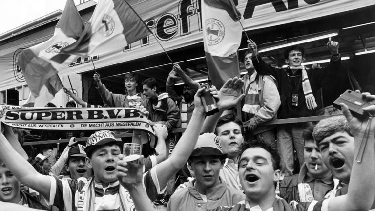 Seit 1987 besteht eine innige Fanfreundschaft zwischen Borussia Dortmund und Celtic Glasgow. Im Bild: Auf dem Alten Markt in Dortmund feiern Celtic-Fans gemeinsam mit BVB-Fans im Vorfeld des UEFA-Cup-Spiels am 29. September 1987.