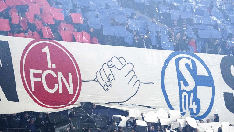 Wie genau die tiefe Verbindung zueinander entstand, ist nicht bekannt. Ein Gerücht besagt zum Beispiel, dass die Freundschaft aus der gemeinsamen Ablehnung gegenüber des FC Bayern entstand. Erste Kontakte beider Fan-Lager gab es in den 1980er-Jahren.