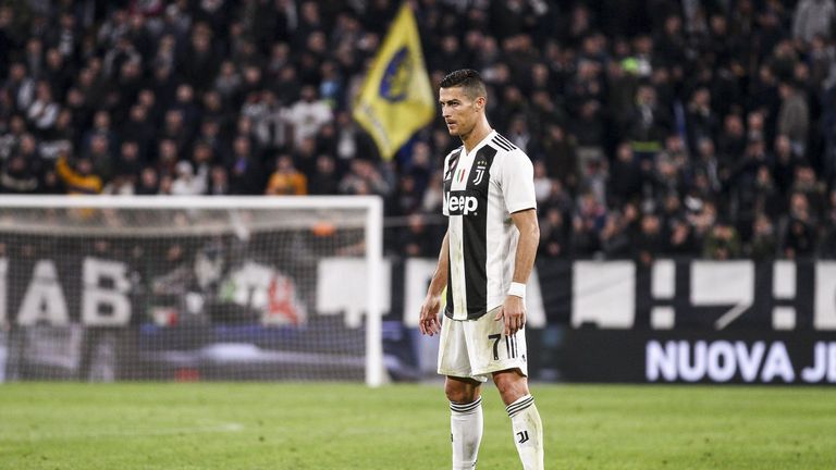 Platz 2 - Cristiano Ronaldo: Mit 30 Liga-Treffern via Freistoß landet der Portugiese nur knapp nicht auf Rang eins. Beachtlich beim Mann mit der markanten "Freistoßstellung": Er erzielte 20 Tore davon in Spanien und zehn in England.