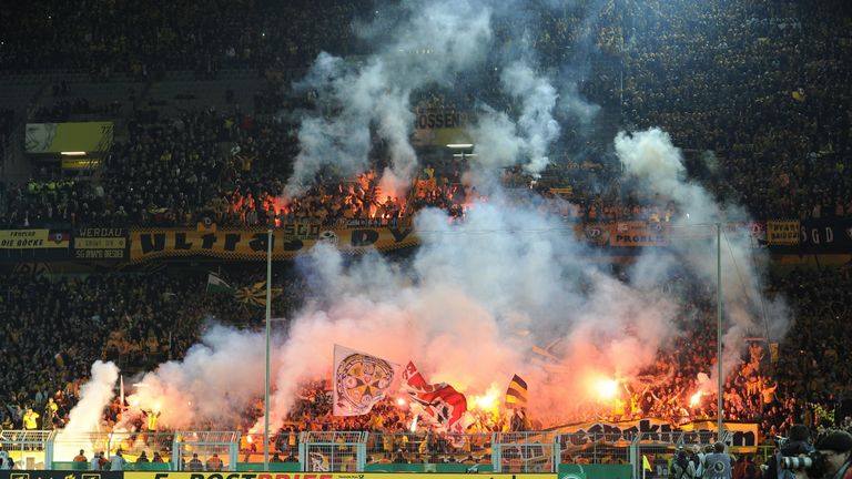 Geschätzte 10.000 Dresdner Anhänger reisen  am 25. Oktober 2011 zum DFB-Pokalspiel in Dortmund an. Es kommt zu Ausschreitungen und Abbrennen von Feuerwerkskörpern. Dortmund gewinnt das Spiel 2:0.