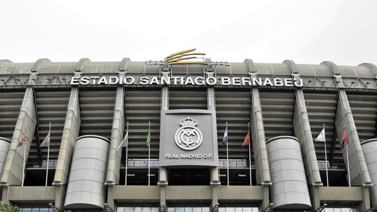 Estadio Santiago Bernabeu: Namensgeber ist die Vereinslegende Santiago Bernabeu. Er war Goalgetter für Real Madrid von 1912-1927, baute den Klub nach dem Krieg wieder auf und wurde später Präsident der Königlichen. Mitverantwortlich für den Stadionbau.