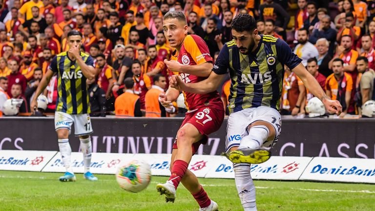 FENERBAHCE - GALATASARAY ISTANBUL: Ein interkontinentales Derby, weil Galatasaray auf der europäischen Seite Istanbuls beheimatet ist, Fenerbahce auf der asiatischen. In den Anfangsjahren der Klubs traten sie gegen ausländische Klubs sogar mit einer gemeinsamen Auswahl an. Die Freundschaft löste sich in den dreißiger Jahren aber rasch auf, seitdem herrscht zwischen den Fans herzliche Abneigung. Und die durften sie bereits in 390 Begegnungen ausleben.