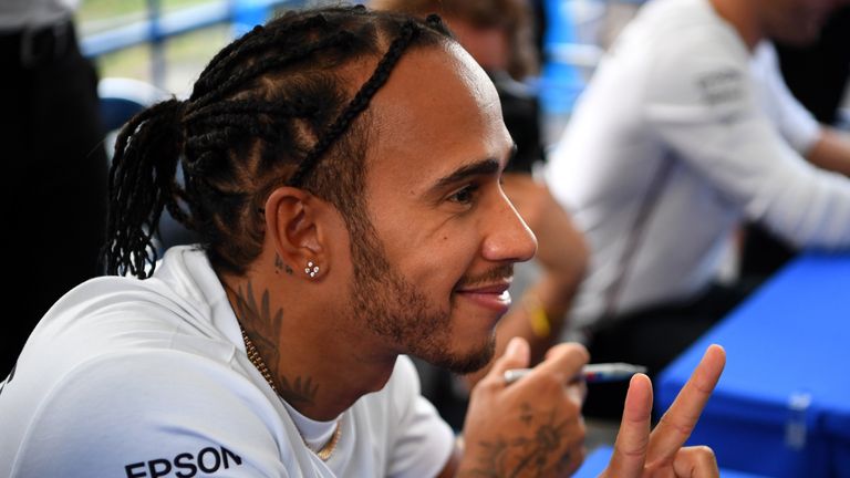 Lewis Hamilton meldet sich via Instagram zurück.