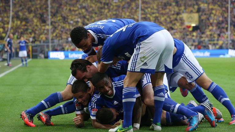 Marco Höger (20.10.2012) – Dortmund vs. Schalke 1:2 - Höger macht ein überragendes Spiel und trifft zum 2:0 für Schalke. Die Fans taufen ihn ''Derby-Höger'' und legen Weinflaschen & bezahlte Lottoscheine vor seiner Haustür ab und huldigen ihm.