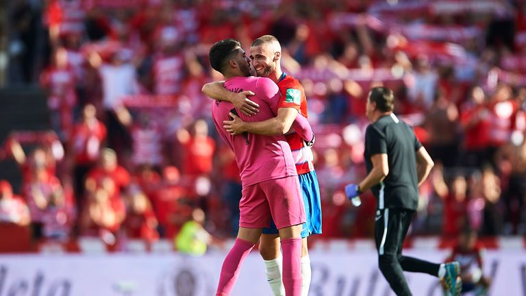 Granadas Torhüter Rui Silva umarmt Domingos Duarte nach dem Sieg gegen Betis.