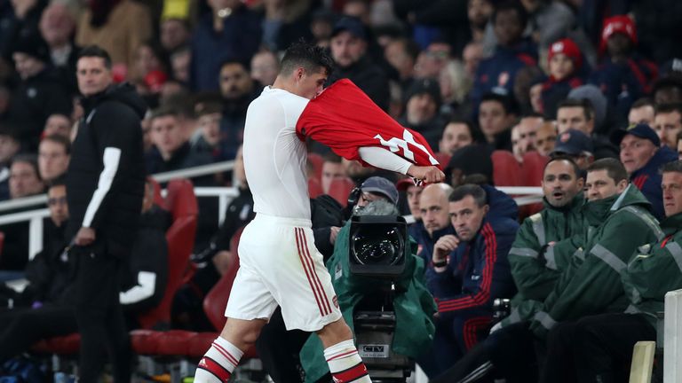 Granit Xhaka wurde im Spiel gegen Crystal Palace ausgewechselt und provozierte die Fans des FC Arsenal indem er das Trikot wegwarf.