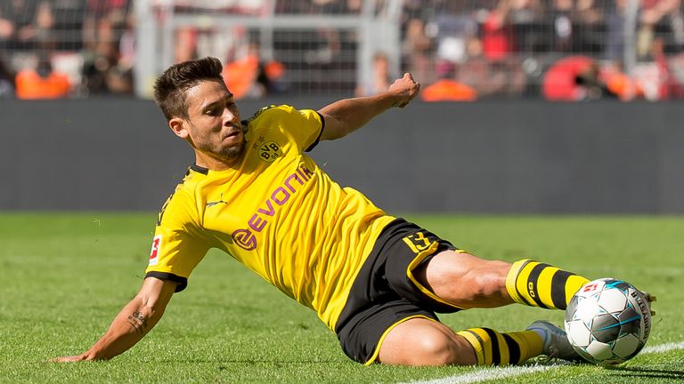 Raphael Guerreiro bleibt Borussia Dortmund treu.