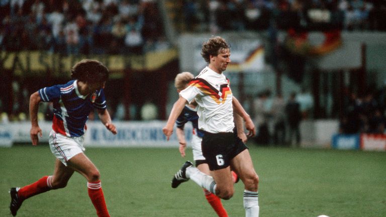 Im ersten Spiel der WM 1990 besiegte Deutschland mit Guido Buchwald (r.) Jugowslawien mit 4:1. Der Auftakt in Mailand war geglückt.