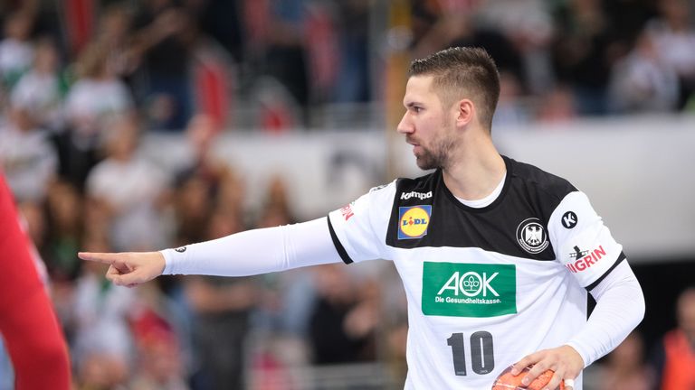 Durch die fehlenden Spielmacher im Kader des DHB, die an Verletzungen laborieren, rückte Fabian Wiede auf die Mitte. Der Linkshänder zeigte gute Ansätze, gegen die kroatische Deckung fehlte es jedoch lange Zeit an Ideen. Eine ordnende Hand auf der Spielmacher-Position suchte man in einigen Phasen vergebens.