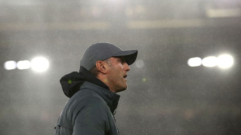 Ralph Hasenhüttl steht nach dem 0:9 seines FC Southampton im Regen.