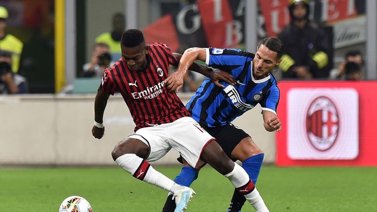 INTER MAILAND - AC MAILAND: Das Derby della Madonnina! Der Name des Derbys leitet sich von der Madonnenstatue des Mailänder Doms ab. Und auch die Fans begreifen die Partie als nahezu religiösen Akt. Die Konkurrenz der beiden Klubs liegt auf der Hand: Dieselbe Stadt, dasselbe Stadion und Inter Mailand entstand ursprünglich aus dem Stadtkonkurrenten. Dazu ist es das einzige Derby der Welt, das zwischen zwei Champions-League-Siegern ausgetragen wird.