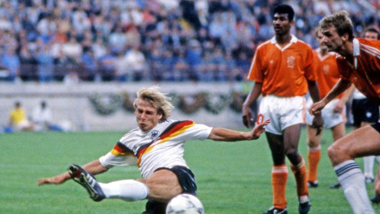 Ähnlich erfolgreich war auch der Start in die K.O.-Runde: Im Achtelfinale feierte Deutschland einen 2:1-Sieg über die Niederlande. Spielort: Das Giuseppe Meazza Stadion.