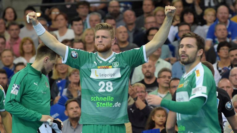 Maciej Gebala (Mitte) und Lukas Binder (rechts) verlängern beim DHFK Leipzig.