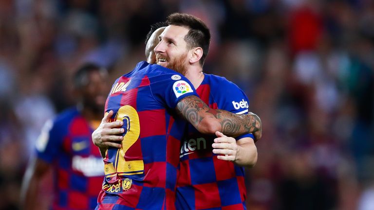 Lionel Messi trifft mit sehenswertem Freistoß zum 4:0.