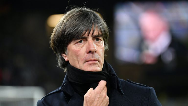 Der Bundestrainer muss sich vereinzelt "Löw-Raus"-Rufe im Stadion in Tallinn anhören. 