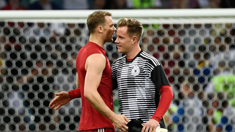 Manuel Neuer und Marc-Andre ter Stegen streiten sich um den Platz zwischen den DFB-Pfosten.